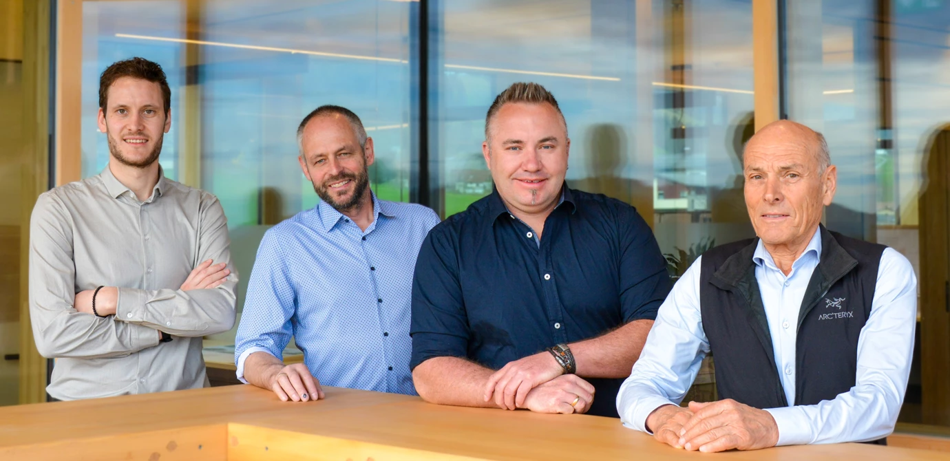 Die neue Geschäftsführung der Sohm HolzBautechnik Kilian Sohm (l.), Andreas Kempf (2. v. l.) und Christian Milz (2. v. r.) mit dem Gründer des Unternehmens, Thomas Sohm (r.). Bildnachweis: Rhomberg Bau Gruppe Die neue Geschäftsführung der Sohm HolzBautechnik Kilian Sohm (l.), Andreas Kempf (2. v. l.) und Christian Milz (2. v. r.) mit dem Gründer des Unternehmens, Thomas Sohm (r.). Bildnachweis: Rhomberg Bau Gruppe